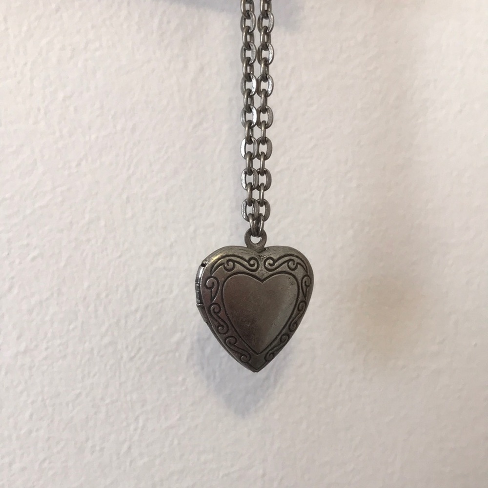 🌸 Dainty Locket